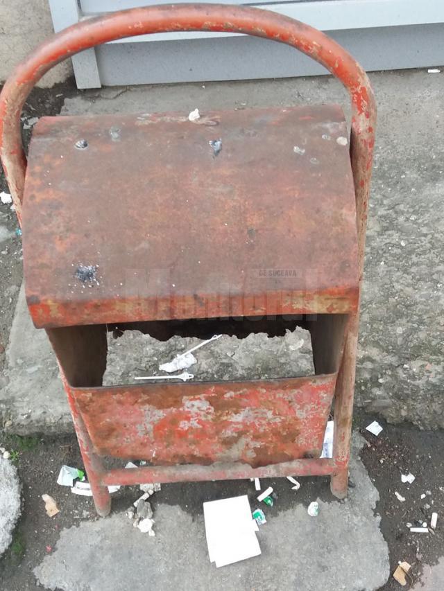 Coșul de gunoi vechi din fața librăriei Alexandria Burdujeni