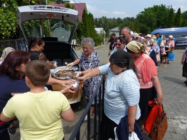 Pachete cu mâncare împărţite de localnici pelerinilor veniţi de departe pentru Sărbătoarea Sfântului Ioan cel Nou