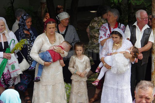 Oameni de toate vârstele și din toate mediile s-au îmbrăcat de sărbătoare în cinstea Sfântului