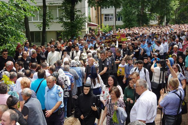 La cei 90 de ani ai săi, ÎPS Pimen, Arhiepiscopul Sucevei şi Rădăuţilor, a parcurs pe jos tot traseul procesiunii cu moaştele Sfântului Ioan cel Nou de la Suceava