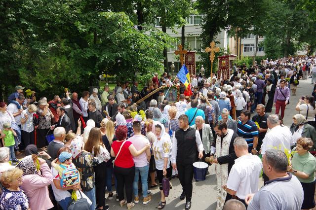 La cei 90 de ani ai săi, ÎPS Pimen, Arhiepiscopul Sucevei şi Rădăuţilor, a parcurs pe jos tot traseul procesiunii cu moaştele Sfântului Ioan cel Nou de la Suceava