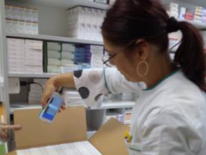 Procesul de scanare a medicamentelor pentru verificarea autenticităţii