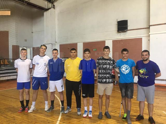 Cei şapte handbalişti juniori de la CSU Suceava şi antrenorul Vasile Boca