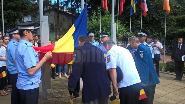 „Ceremonia publică de înălţare a Drapelului României”, în „Piaţa Tricolorului” din centrul Sucevei