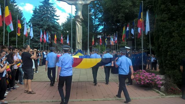 Drapelul României, înălţat pe catarg în centrul Sucevei