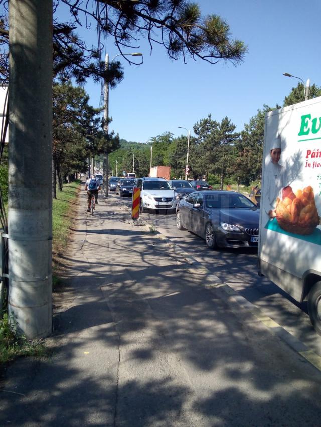 Circulaţie de coşmar între Burdujeni şi centrul Sucevei, după ce ieri a fost închis un sens de mers pe podul de la Bazar