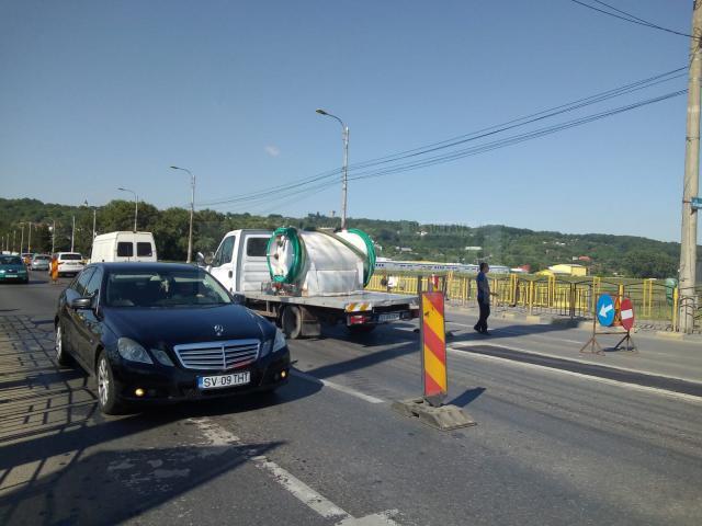 Circulaţie de coşmar între Burdujeni şi centrul Sucevei, după ce ieri a fost închis un sens de mers pe podul de la Bazar