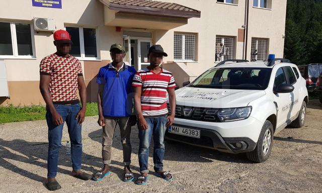 Trei migranţi africani, reţinuţi după ce intraseră ilegal pe teritoriul României pe la Falcău