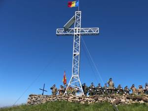 Ceremonial militar și religios organizat la crucea de pe Vârful Oușorul de Ziua Drapelului