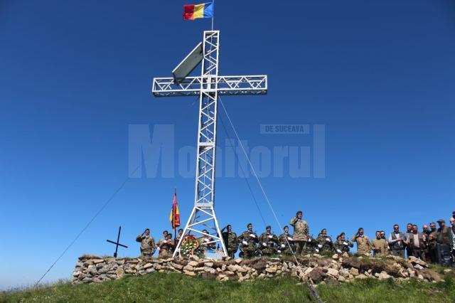 Ceremonial militar și religios organizat la crucea de pe Vârful Oușorul de Ziua Drapelului