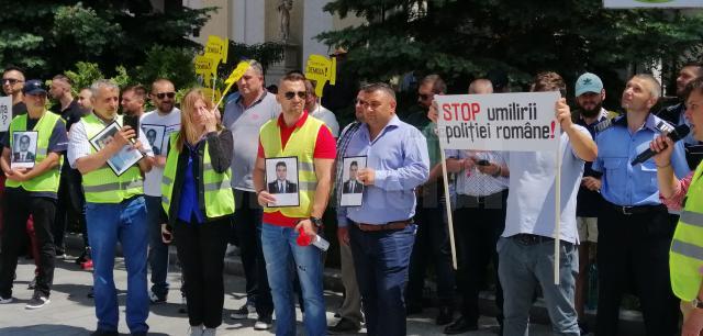 Protest al poliţiştilor în faţa Prefecturii Suceava