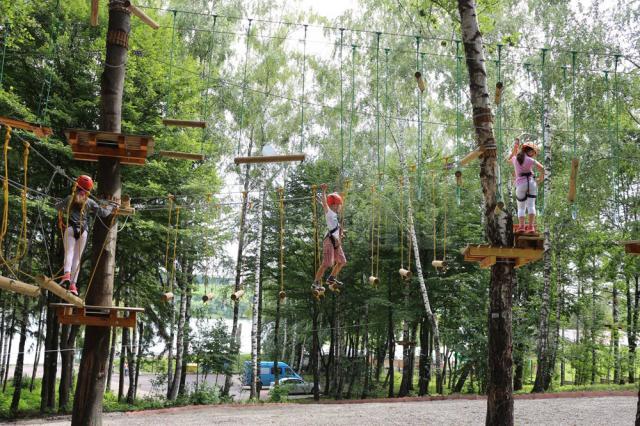 În parcul de aventură din Fălticeni au fost deschise două trasee noi de escaladă