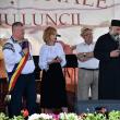 Preotul Florea citeşte decizia de acordare a titlului de Cetăţean de Onoare comandantului Cezar Cucoș