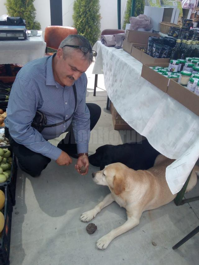 Comandantul paraşutiştilor militari de la Clinceni a primit, ieri, la Ziua comunei Cornu Luncii, titlul de Cetăţean de Onoare