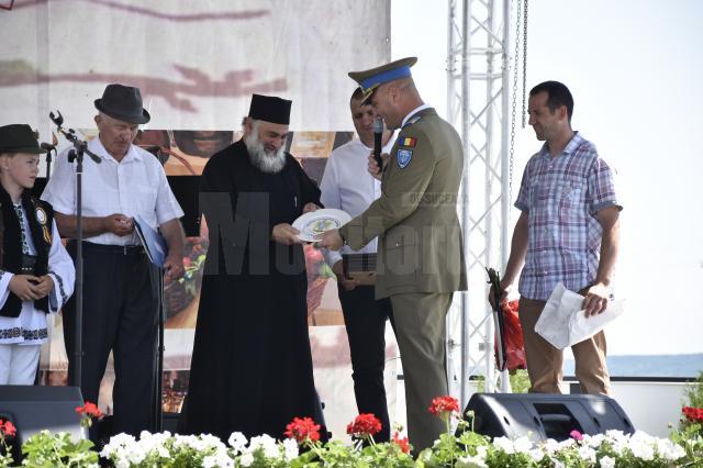 Comandantul paraşutiştilor militari de la Clinceni a primit, ieri, la Ziua comunei Cornu Luncii, titlul de Cetăţean de Onoare