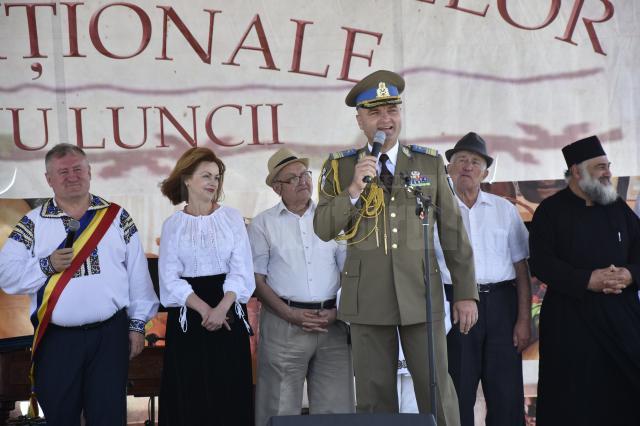 Comandantul paraşutiştilor militari de la Clinceni a primit, ieri, la Ziua comunei Cornu Luncii, titlul de Cetăţean de Onoare