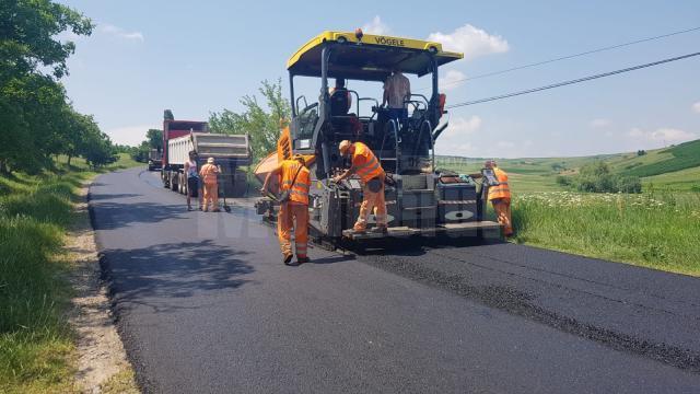 S-au reluat lucrările de aşternere covor asfaltic pe E 85