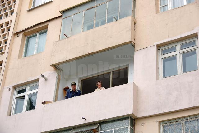 Vechea tâmplărie le-a fost dată jos de la mijlocul lunii august 2015, iar cei doi vârstnici ajunseseră să stea în prag de iarnă, în casă, fără geamuri