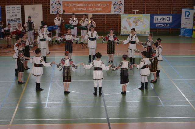 Ansamblul „Balada Dornelor”, la un festival internaţional de folclor, în Polonia