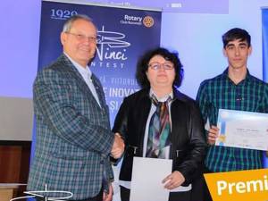 Cei doi elevi, îndrumaţi de prof. Anca Greculeac, au fost premiaţi și de Dumitru Prunariu