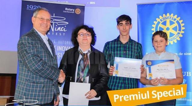 Cei doi elevi, îndrumaţi de prof. Anca Greculeac, au fost premiaţi și de Dumitru Prunariu