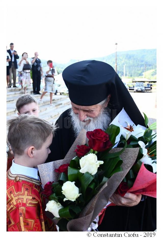 Liturghie arhierească la Catedrala cu hramurile „Naşterea Maicii Domnului” şi „Sfinţii Români” din Gura Humorului