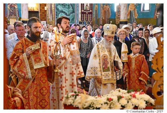 Liturghie arhierească la Catedrala cu hramurile „Naşterea Maicii Domnului” şi „Sfinţii Români” din Gura Humorului