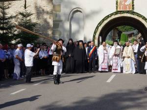 Stareţul Melchisedec şi primarul Gheorghe Coroamă aşteaptă pelerinii în poarta Mănăstirii Putna
