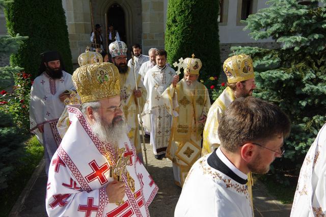 Ierarhii merg să se închine la mormântul voievodului