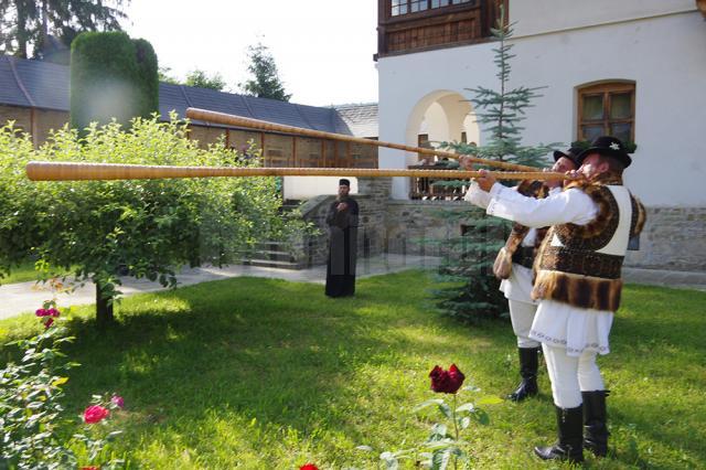 Pelerinii de la Putna, întâmpinaţi în poarta mănăstirii de stareţul Melchisedec, cu icoana Sfântului Voievod Ştefan, spre închinare