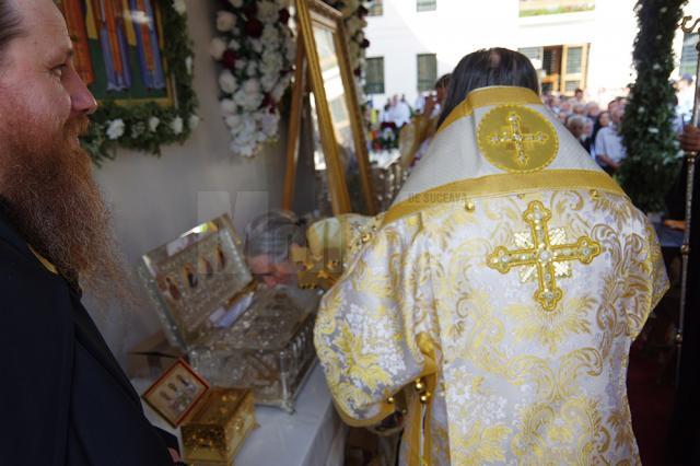 Pelerinii de la Putna, întâmpinaţi în poarta mănăstirii de stareţul Melchisedec, cu icoana Sfântului Voievod Ştefan, spre închinare