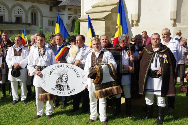 Pelerinii de la Putna, întâmpinaţi în poarta mănăstirii de stareţul Melchisedec, cu icoana Sfântului Voievod Ştefan, spre închinare