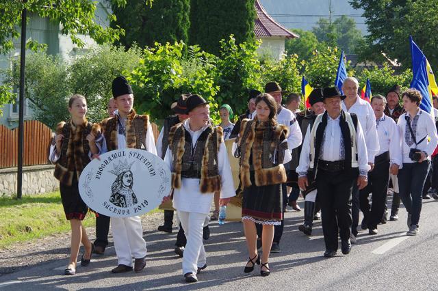 Pelerinii de la Putna, întâmpinaţi în poarta mănăstirii de stareţul Melchisedec, cu icoana Sfântului Voievod Ştefan, spre închinare