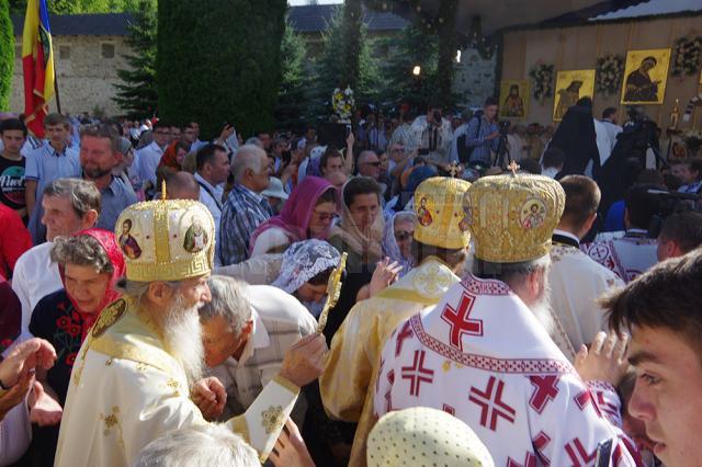 Pelerinii de la Putna, întâmpinaţi în poarta mănăstirii de stareţul Melchisedec, cu icoana Sfântului Voievod Ştefan, spre închinare