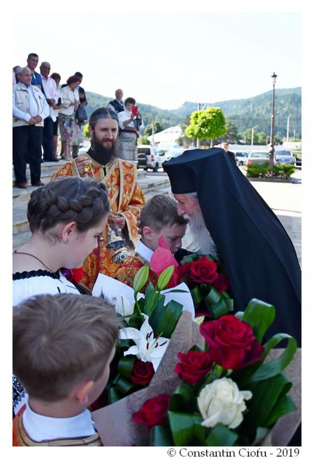 Liturghie arhierească la Catedrala cu hramurile „Naşterea Maicii Domnului” şi „Sfinţii Români” din Gura Humorului