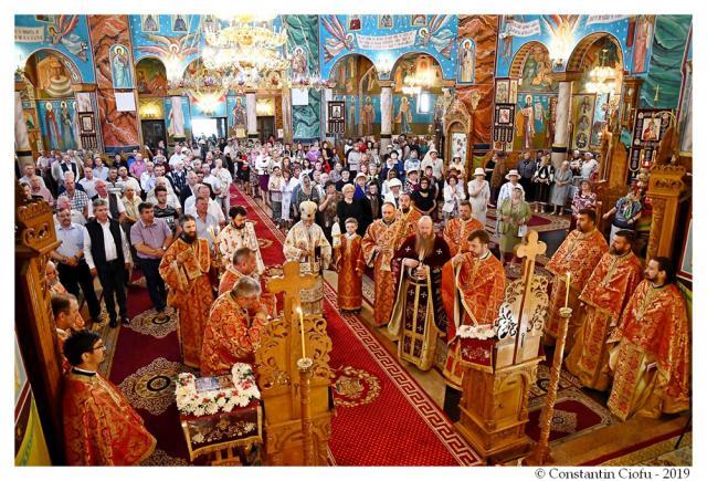 Liturghie arhierească la Catedrala cu hramurile „Naşterea Maicii Domnului” şi „Sfinţii Români” din Gura Humorului