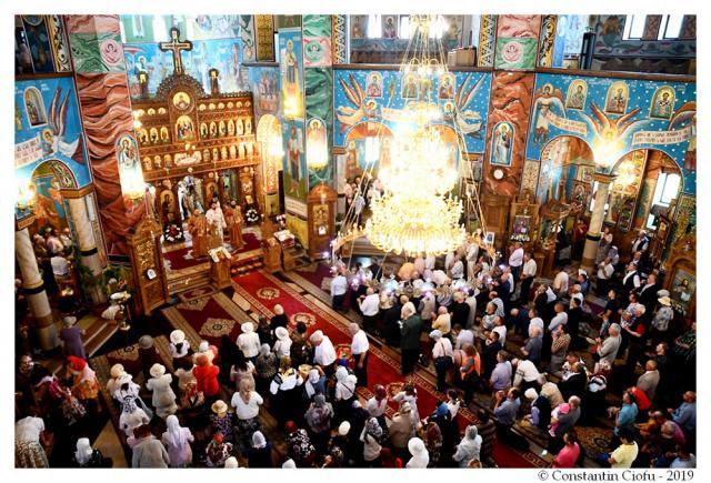 Liturghie arhierească la Catedrala cu hramurile „Naşterea Maicii Domnului” şi „Sfinţii Români” din Gura Humorului