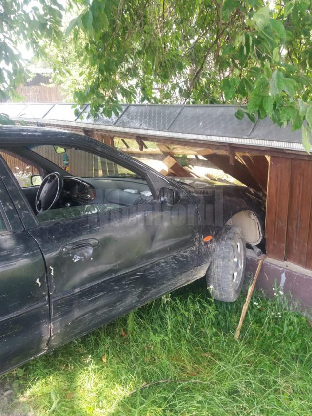 Șoferul băut și fără permis a intrat cu mașina în gardul unei locuințe, după care a fugit
