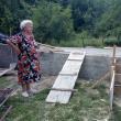 Elena Grigore iese din curte pe o platformă de lemn improvizată