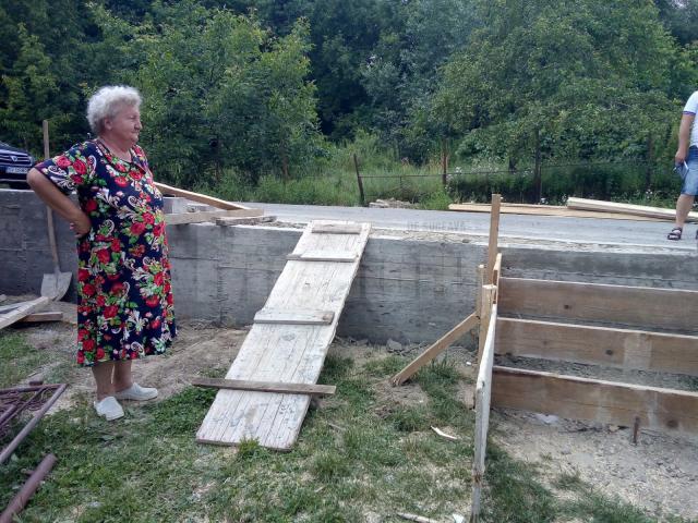 Elena Grigore iese din curte pe o platformă de lemn improvizată