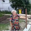 Elena Grigore iese din curte pe o platforma de lemn improvizata