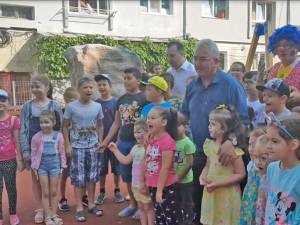 Întreaga conducere a Primăriei Suceava alături de copiii care s-au burat de deschiderea locului de joacă