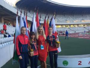 Antrenoarea Erzilia Timpau alaturi de cele trei sportive ale sale la Balcaniada de la Cluj