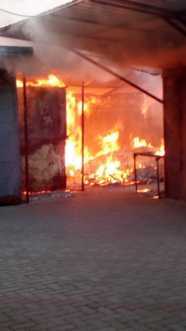 Flăcările au cuprins mai multe chioşcuri din interiorul bazarului