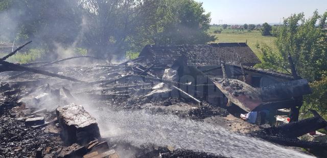 Incendiul a distrus casa si mai multe anexe ale gospodariei