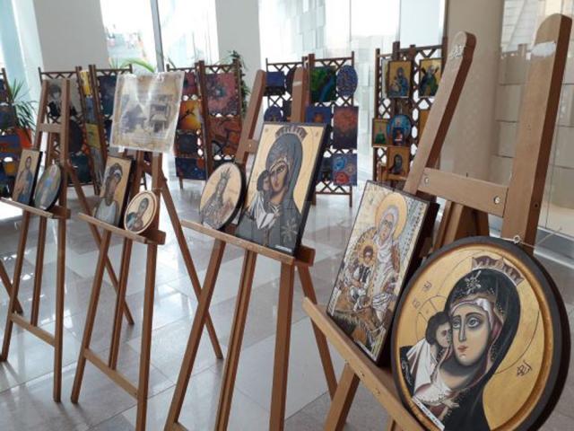 Peste 140 de lucrări, realizate de cei 105 copii aflaţi în Tabăra de creaţie „Micii iconari” Adâncata, pot fi admirate la parterul Iulius Mall