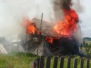 Imagine apocaliptică de la incendiul din satul Prăleni, comuna Poiana Stampei. Proprietarii au suferit atacuri de panică