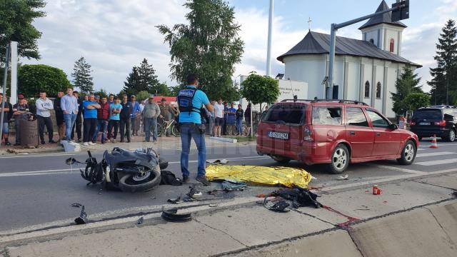 Mopedul s-a izbit violent în spatele autoturismului, iar în urma impactului, tânărul aflat pe moped a fost proiectat pe partea carosabilă