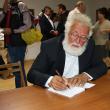 Scriitorul Constantin Bulboacă oferind autografe pe noua carte de aforisme
