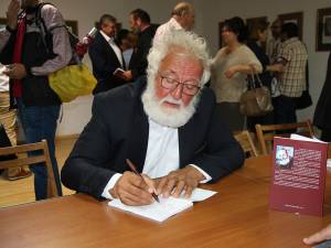 Scriitorul Constantin Bulboacă oferind autografe pe noua carte de aforisme